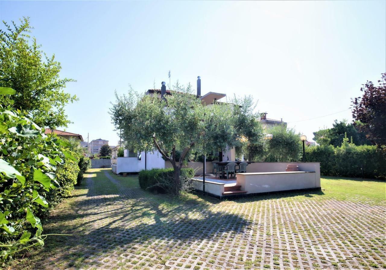 B&B Villa Apuana Марина-ди-Каррара Экстерьер фото